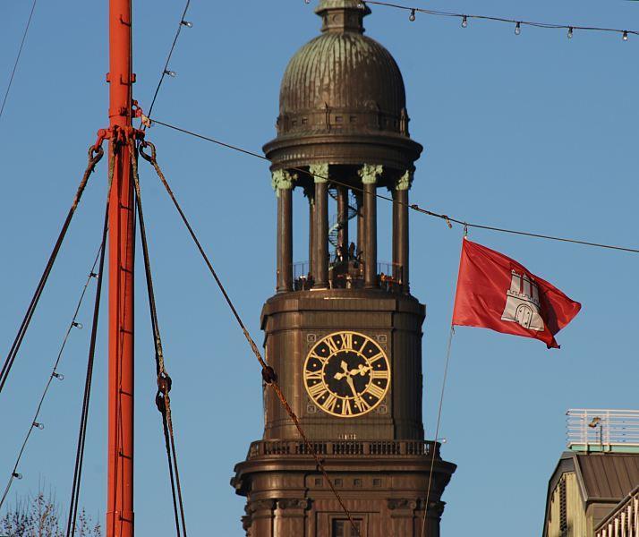 3050_0002 Hamburg Flagge vor der St. Michaeliskirche. | Flaggen und Wappen in der Hansestadt Hamburg
